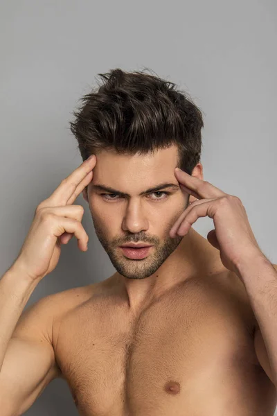 Cara Fuerte Del Músculo Hermoso Modelo Masculino Despojado Retrato Vaqueros —  Fotos de Stock