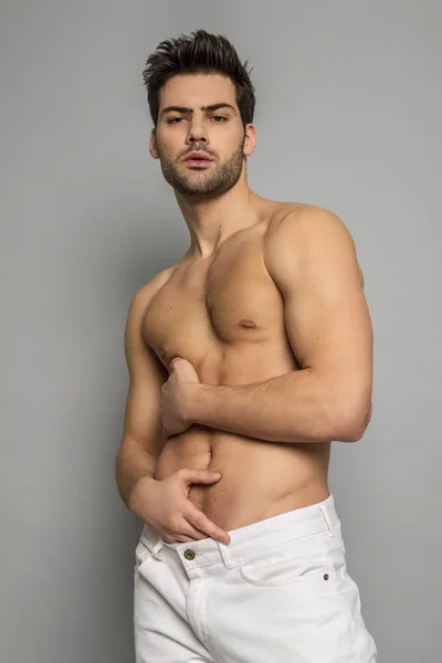 Cara Fuerte Del Músculo Hermoso Modelo Masculino Despojado Retrato Vaqueros —  Fotos de Stock