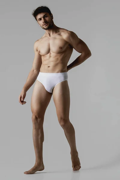 Modelo Masculino Muscular Despojado Fuerte Ropa Interior Blanca Sobre Fondo —  Fotos de Stock