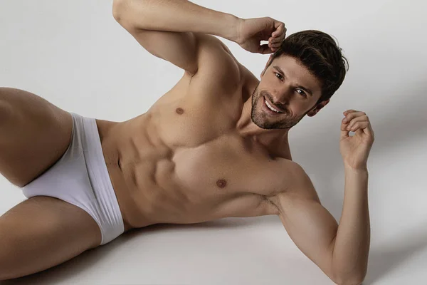 Modelo Masculino Muscular Despojado Fuerte Ropa Interior Blanca Sobre Fondo — Foto de Stock