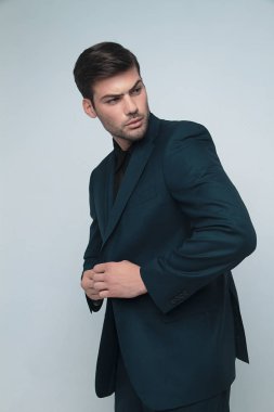 Gri izole font arka planında gölgeli duyguları olan resmi mavi takım elbiseli güçlü erkek modeller.