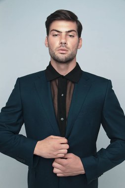 Gri izole font arka planında gölgeli duyguları olan resmi mavi takım elbiseli güçlü erkek modeller.