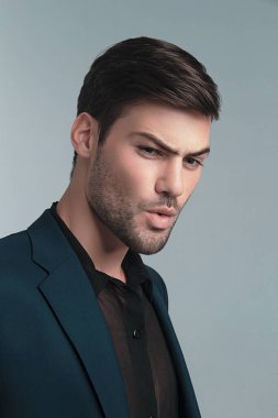 Gri izole font arka planında gölgeli duyguları olan resmi mavi takım elbiseli güçlü erkek modeller.