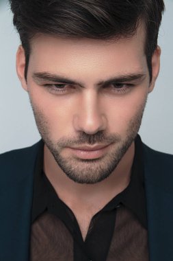 Gri izole font arka planında gölgeli duyguları olan resmi mavi takım elbiseli güçlü erkek modeller.