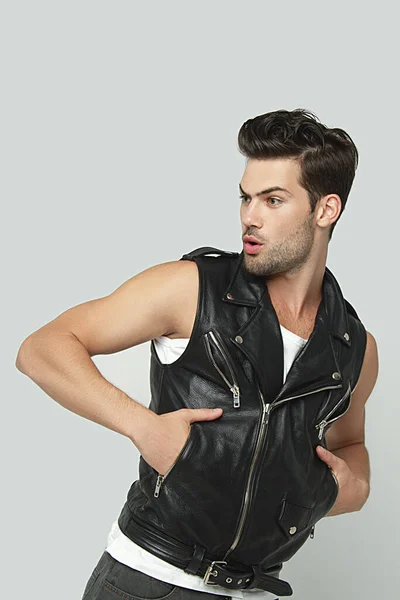 Músculo Fuerte Hermoso Modelo Masculino Despojado Vaqueros Chaqueta Cuero Sobre —  Fotos de Stock