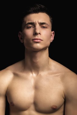 Yakışıklı, seksi, soyulmuş erkek portresi, su damlaları ve izole edilmiş siyah arka planda duman.