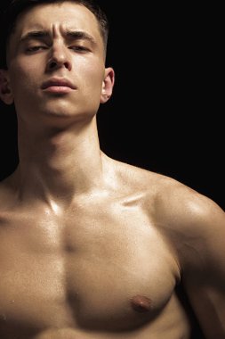Yakışıklı, seksi, soyulmuş erkek portresi, su damlaları ve izole edilmiş siyah arka planda duman.