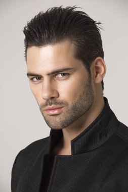 Kas gücü siyah toksinli güzel erkek modeli ve gri izole yazı tipi arka planında siyah pantolon.