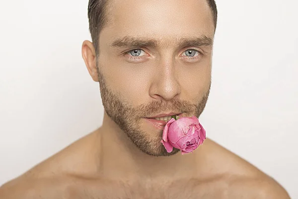 Güçlü Güzel Soyulmuş Erkek Model Vazoda Şakayık Çiçekleri Beyaz Izole — Stok fotoğraf