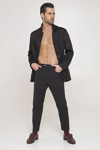 Mięśnie Silny Piękny Stripped Mężczyzna Model Czarny Toxedo Czarne Spodnie — Zdjęcie stockowe