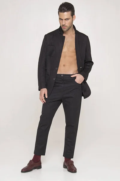 Mięśnie Silny Piękny Stripped Mężczyzna Model Czarny Toxedo Czarne Spodnie — Zdjęcie stockowe