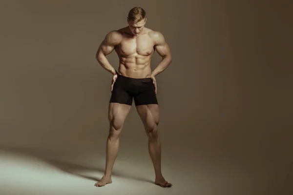 Modelo Masculino Muscular Despojado Fuerte Ropa Interior Negra Sobre Fondo — Foto de Stock