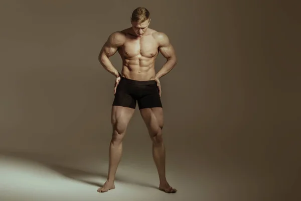 Modèle Masculin Muscle Dénudé Fort Sous Vêtements Noirs Sur Fond — Photo