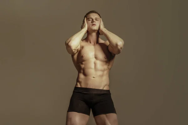 Silné Svaly Mužský Model Černém Spodním Prádle Šedém Izolovaném Pozadí — Stock fotografie