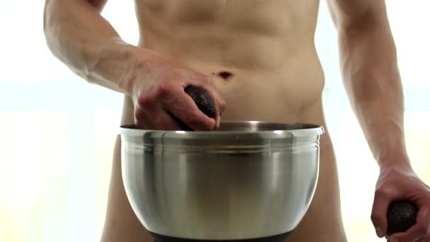 Músculo Forte Bonito Despojado Modelo Masculino Quente Cozinhar Refeição Saudável — Vídeo de Stock