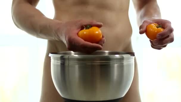 筋肉強い美しい剥ぎ取られた熱い男性モデルは健康的な食事を調理 — ストック動画