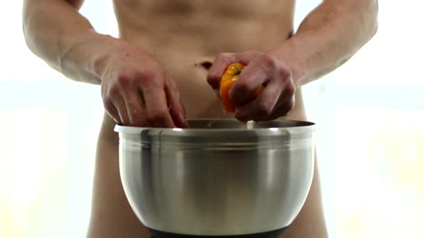 Muskel Stark Schön Strip Heiß Männlich Modell Kochen Gesunde Mahlzeit — Stockvideo