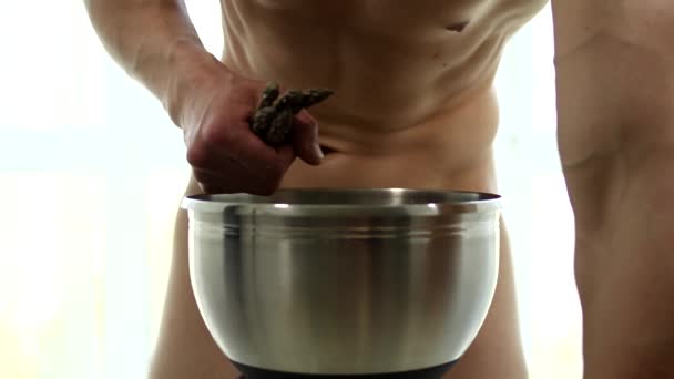 Spieren Sterke Mooie Gestripte Hete Mannelijke Model Koken Gezonde Maaltijd — Stockvideo