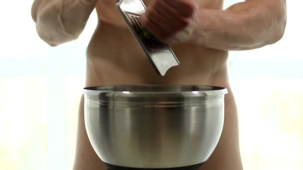 Spieren Sterke Mooie Gestripte Hete Mannelijke Model Koken Gezonde Maaltijd — Stockvideo