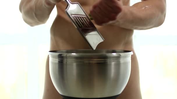 Músculo Fuerte Hermoso Despojado Modelo Masculino Caliente Cocinar Comida Saludable — Vídeos de Stock