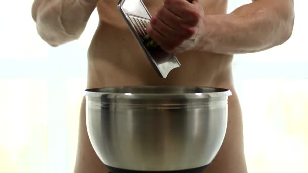Músculo Forte Bonito Despojado Modelo Masculino Quente Cozinhar Refeição Saudável — Vídeo de Stock