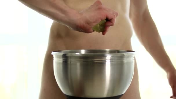 肌肉强壮 剥光衣服的性感男性模特儿做饭健康 — 图库视频影像