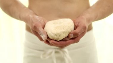 Kaslı güçlü, güzel, soyulmuş, seksi erkek model sağlıklı yemek pişirir.