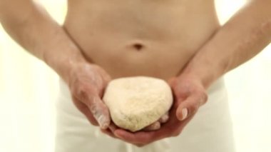 Kaslı güçlü, güzel, soyulmuş, seksi erkek model sağlıklı yemek pişirir.