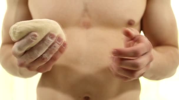 肌肉强壮 剥光衣服的性感男性模特儿做饭健康 — 图库视频影像