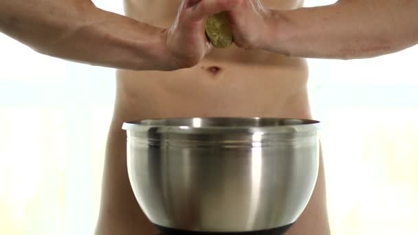 Muscle Forte Belle Dépouillée Chaud Mâle Modèle Cuisinier Repas Sain — Video