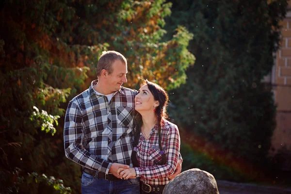 幸せな若いカップル屋外美しい秋の日。愛、rela — ストック写真