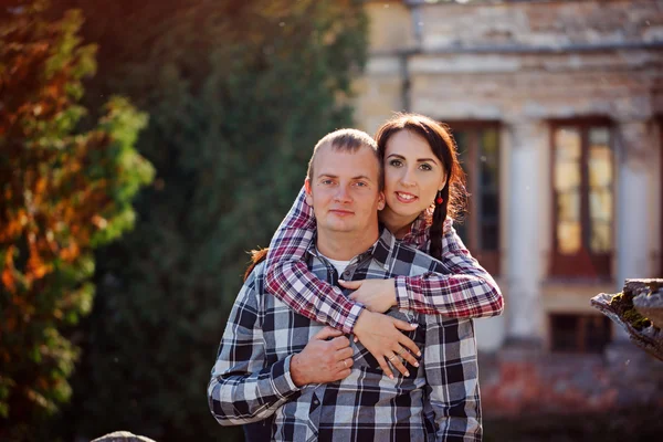 Portret van gelukkige jonge paar omarmen in herfst park. Liefde, r — Stockfoto