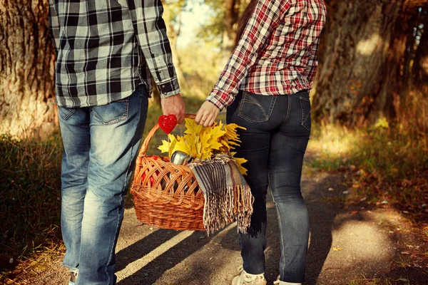 年轻的女人和男人抱着一篮子用毯子，黄色的叶子咖啡，特写. — 图库照片