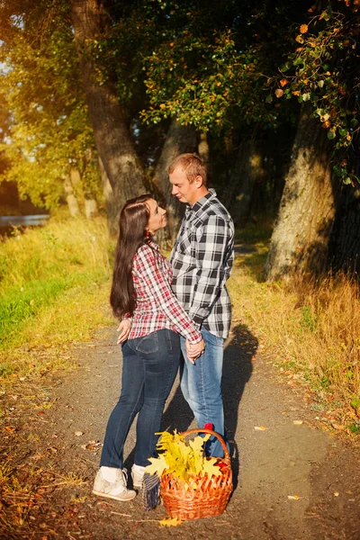 Hombre y mujer van a pasear en el picnic de otoño. Pareja caminando en un —  Fotos de Stock