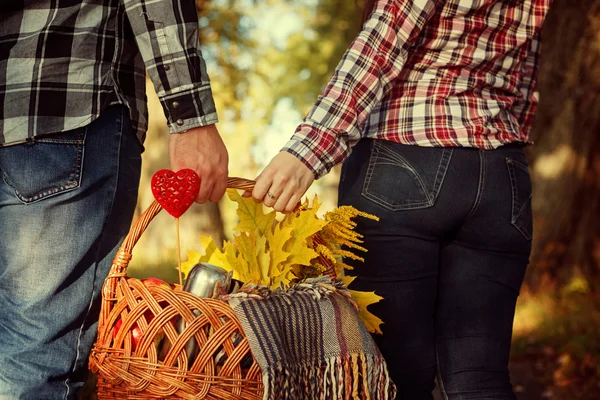 Jeune femme et homme tenant un panier avec couverture, feuilles jaunes café, gros plan . — Photo