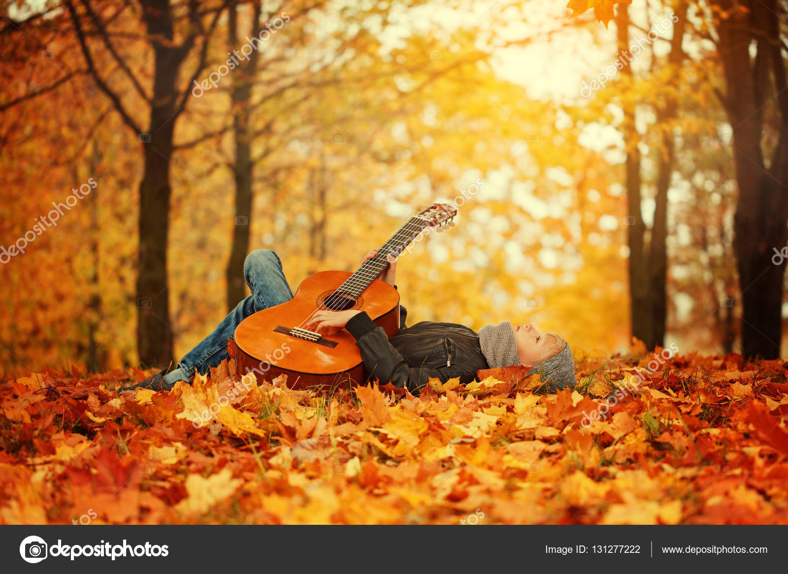 Песня там в осеннем лесу. Песня осень текст песни. Осенняя фотосессия с гитарой. Песня что такое осень текст. Текст песни.