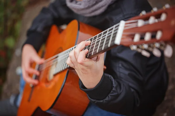 Handen van de kinderen van de gitarist close-up — Stockfoto