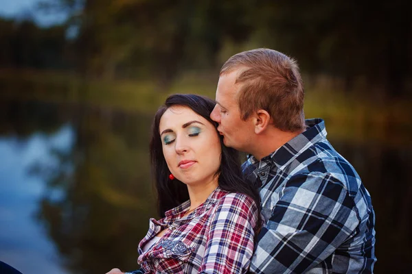 Amore appassionato nel parco autunnale. Una giovane coppia . — Foto Stock