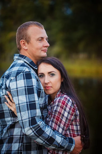 Attrayant jeune couple sur la plage du lac en automne jour . — Photo