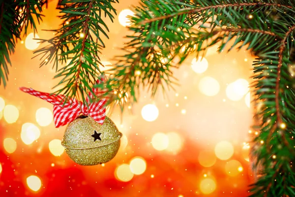 Metall Jingle Bell på jul bakgrund ställen ljus. — Stockfoto