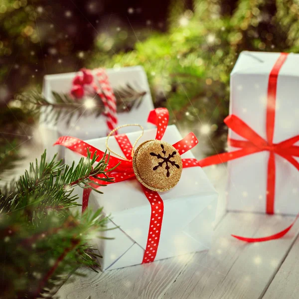 Cajas blancas decoradas con cinta roja y Metal Jingle Bell. Decoración navideña — Foto de Stock