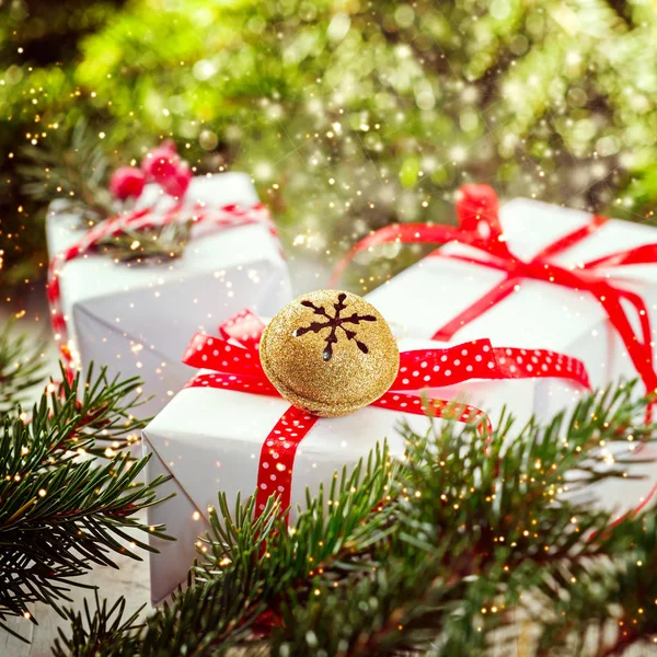 Beyaz kutu kırmızı kurdele ve Metal Jingle Bell dekore edilmiştir. Noel tatil dekorasyon