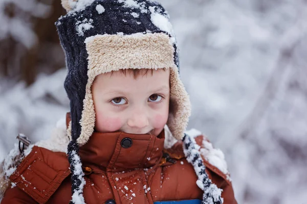 Aranyos gyerek fiú meleg ruhát télen portréja. — Stock Fotó