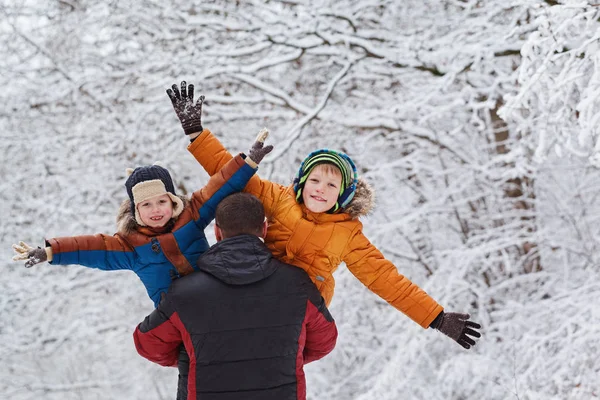 Dwóch synów i jego ojca w winter park. gospodarstwa. zabawa, radość, szczęście, przyjaźń. — Zdjęcie stockowe