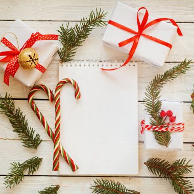 Tatil dekor defter hediye, ileti için mevcut kutusu ve şeker kamışı. Noel arka plan. Üstten Görünüm