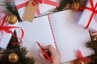 Hediye, hediye kutusu ve altın jingle bell ile mesaj için tatil dekor not defteri. Noel arka plan. Üstten Görünüm