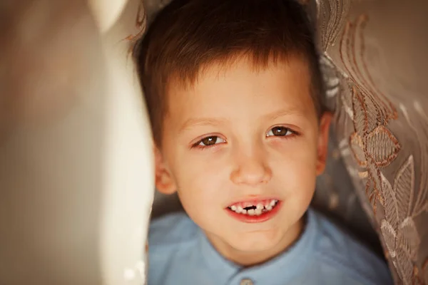 Il bambino ha lasciato cadere il primo dente da latte . — Foto Stock