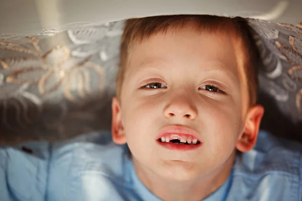 The child dropped the first milk tooth. — Stock Photo, Image