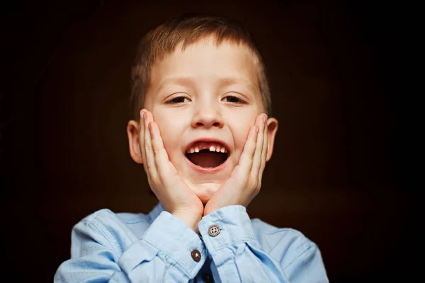 A criança deixou cair o primeiro dente de leite — Fotografia de Stock