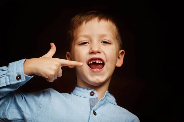 Çocuk el onun ilk süt veya geçici diş gösteren küçük gülümseyen çocuk, dağılın.